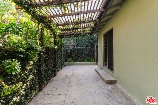 Building Photo - 2042 Sanborn Ave