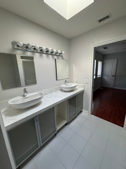 Jack & Jill Bathroom - 11405 McDonald St