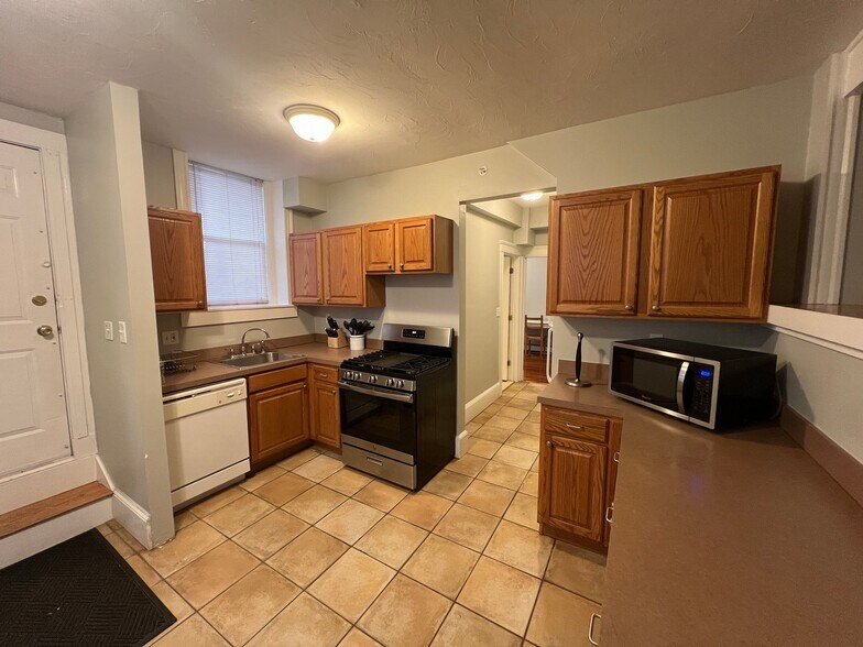 Building Photo - 14-16-16 Hamilton Rd