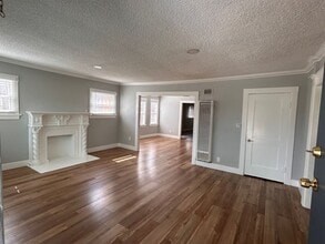 Building Photo - Upgraded Large Home