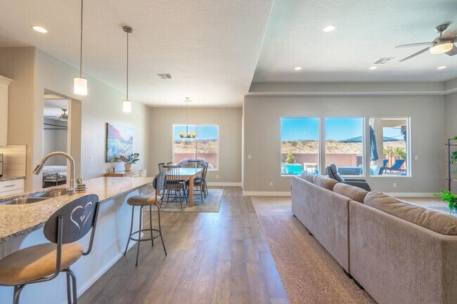 Building Photo - Stunning 5 Bed, 3 Bath Home with a 3 Car Garage