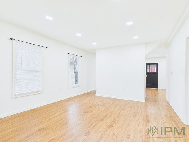 Building Photo - Charming 2 Bedroom Located in Central School District Available Now