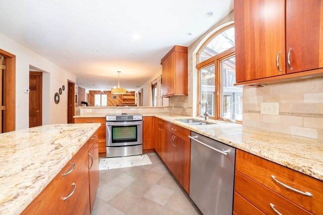 Building Photo - 160 Floral St