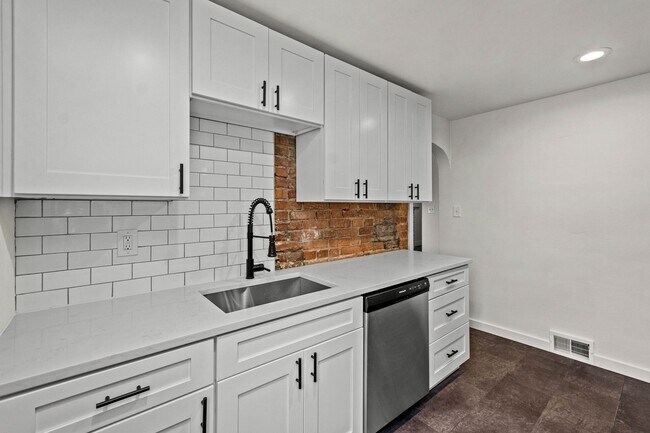 Building Photo - AVAILABLE MAY 1ST!! STUNNING 3 BEDROOM, MUST SEE!