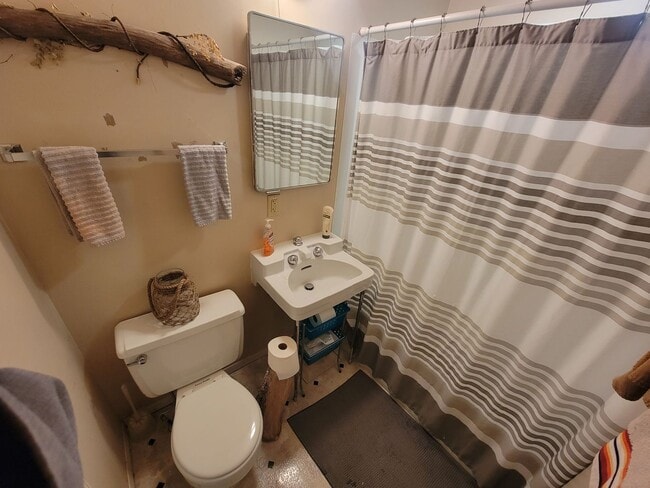 Building Photo - AVAILABLE JUNE 1st 2026 - 3 Bed 2 Bath Spacious Home near Campus