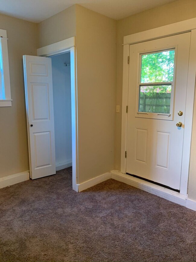 Building Photo - Large Four Bedroom House in Newberg