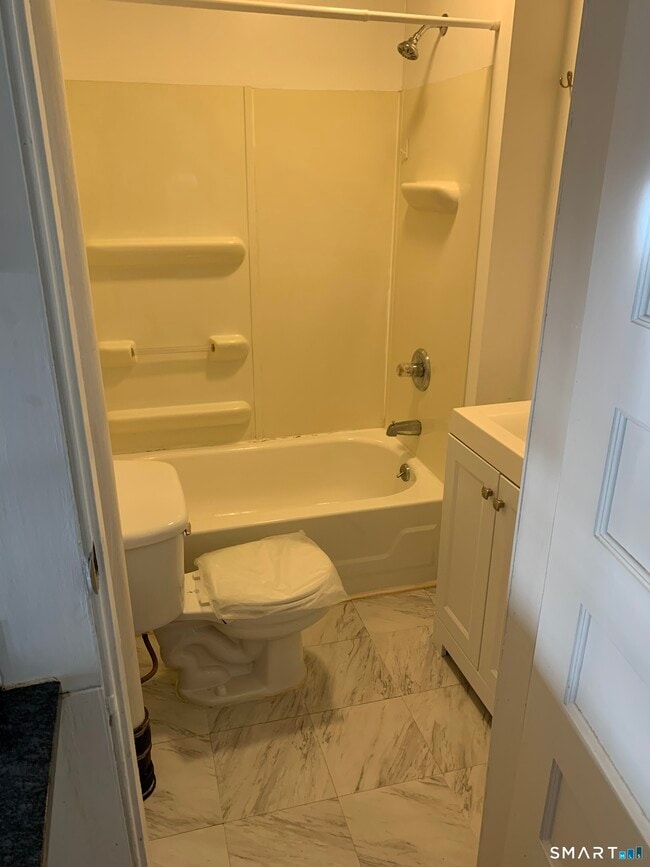 Building Photo - 77 Tulip St