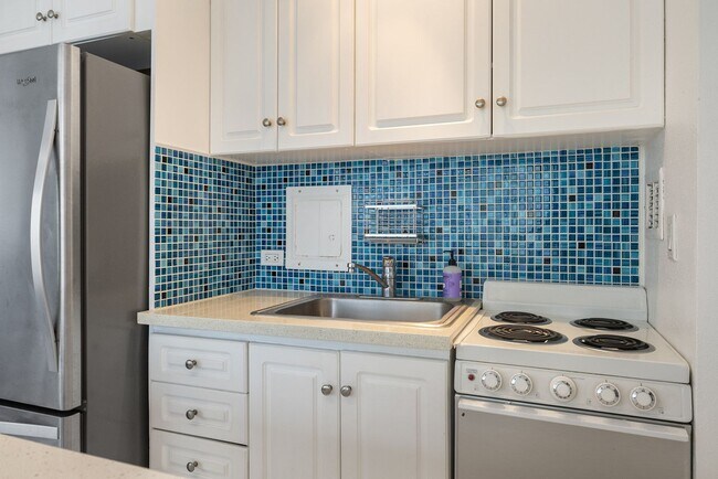 Building Photo - Fully Furnished beautiful Studio- ALL util...