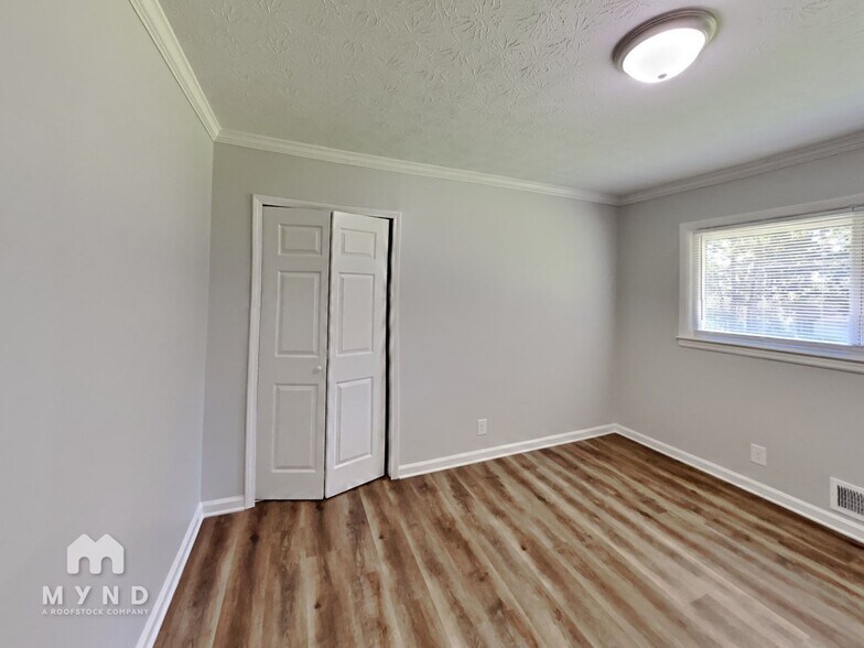 Building Photo - 906 King Dr SE