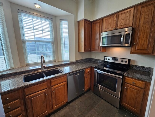 Building Photo - Available now ready for immediate move in