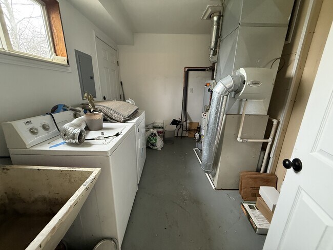 Building Photo - 1948 Henbert Rd