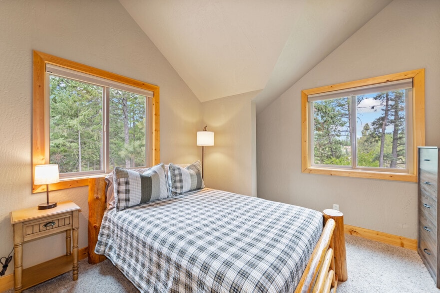 Building Photo - 14583 Sylvan Dr