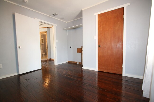 Building Photo - Charming 2 Bedroom 2 Bath House w/ Bonus R...