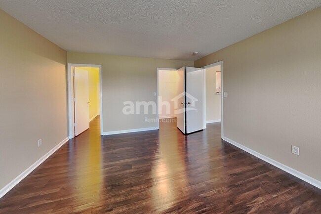 Building Photo - 2265 Lakecrest Dr