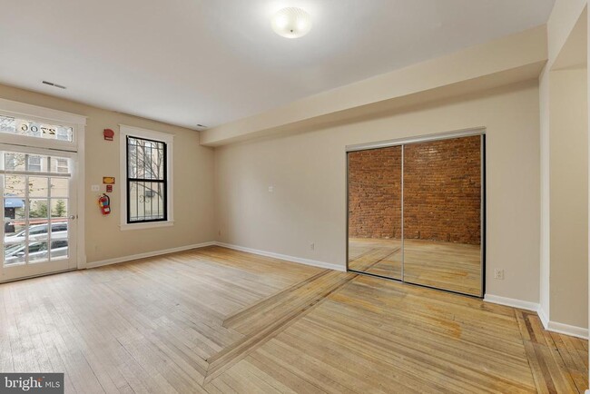 Building Photo - 2706 Ontario Rd NW