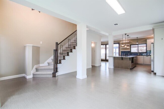 Building Photo - 1713 Apache Trail