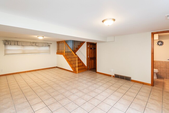Building Photo - Spacious 4-Bed, 2.5-Bath Split-Level Home