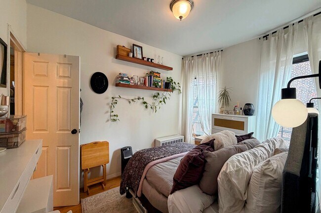 Building Photo - 160 E 91st St