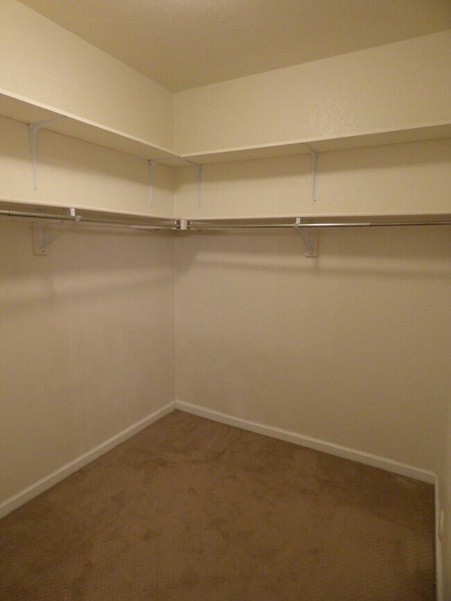 Building Photo - MUST SEE 2 Bed/2 Bath Condo in the Lakesho...