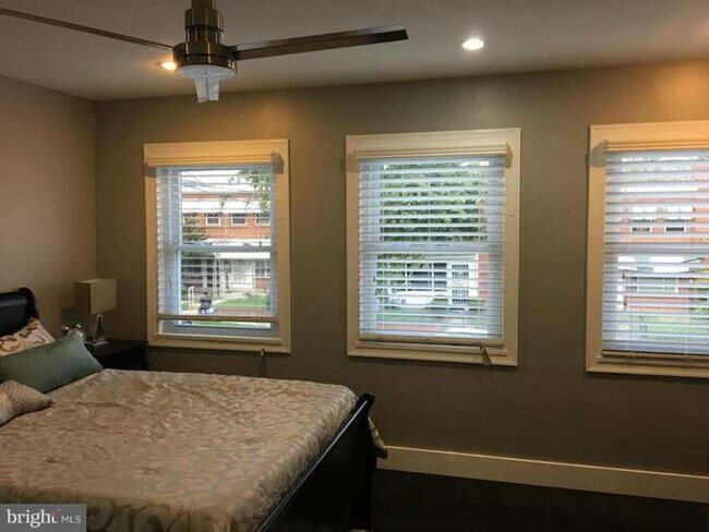 Building Photo - Spacious Townhome with Off Street Parking