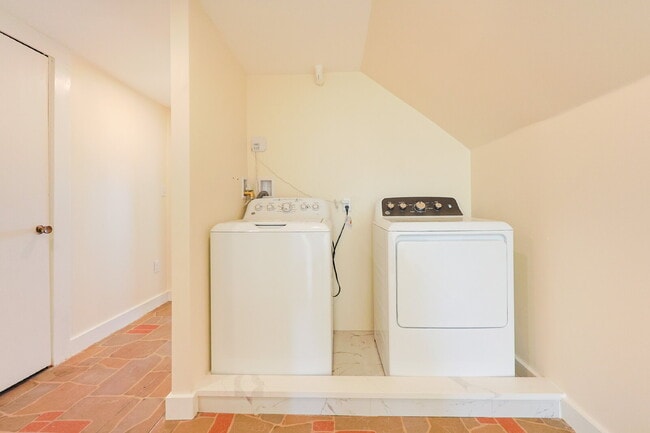 Building Photo - Stunning, Renovated, Spacious 2 Bed / 1 Bath in North Quincy