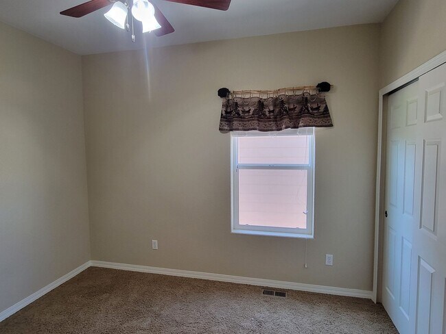Building Photo - 4 Bed 3 Bath home with A/C and a gas fireplace, Available 5/8! - MileStone Real Estate Services