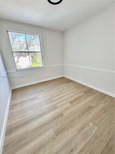 Building Photo - 4946 SW 38th Way