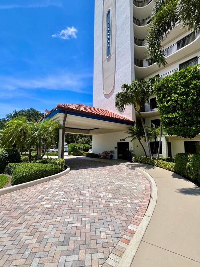 Building Photo - 370 Golfview Rd