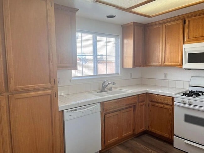 Building Photo - 3 Bedroom, 2 Bath Home with attached 2 car garage