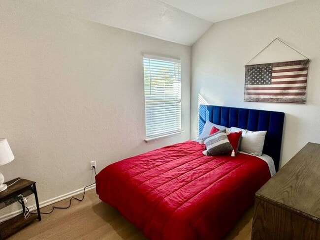 Building Photo - New Modern 2BR/2BA Duplex | Fully Furnished | Pet-Friendly