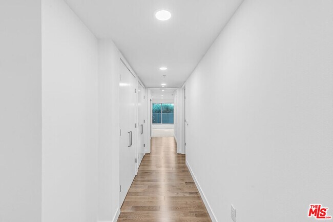 Building Photo - 901 Flower St