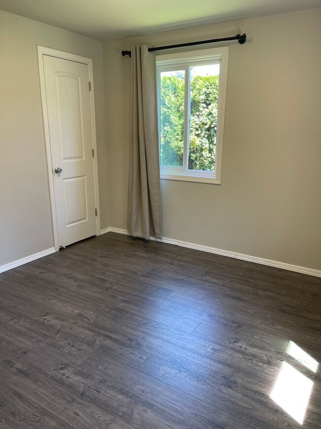 Building Photo - CAMAS Charming Remodeled 3 Bedroom Bungalow close to Crown Park!