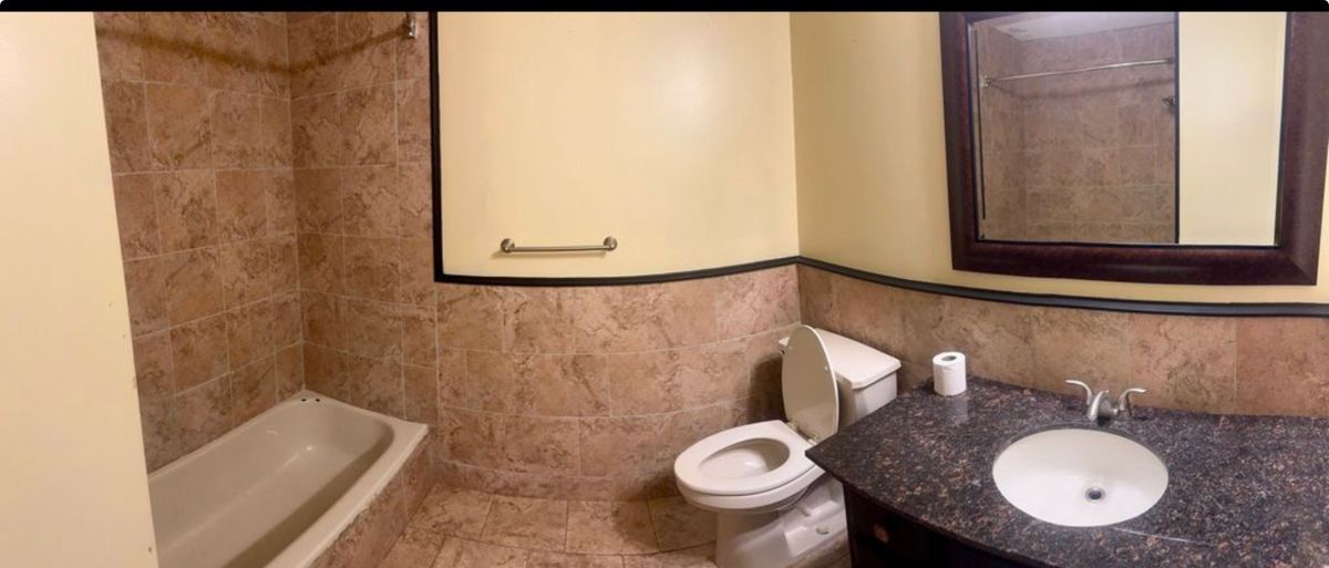 Building Photo - 806 Lois Ln