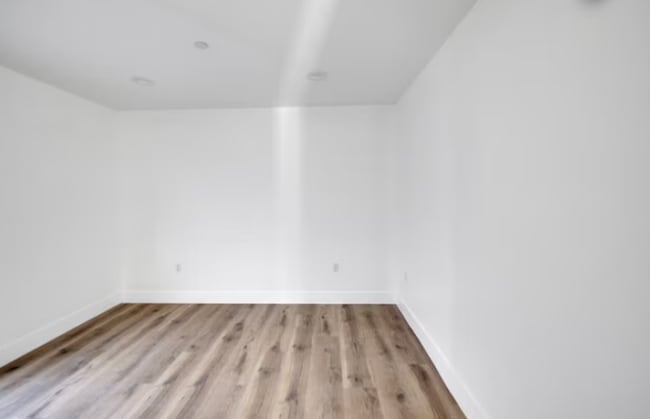 Building Photo - Newer Townhouse Available!