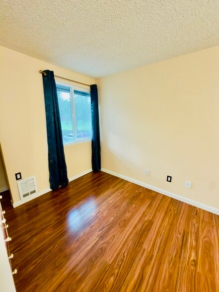 Building Photo - 4717 W Lake Sammamish Pky SE