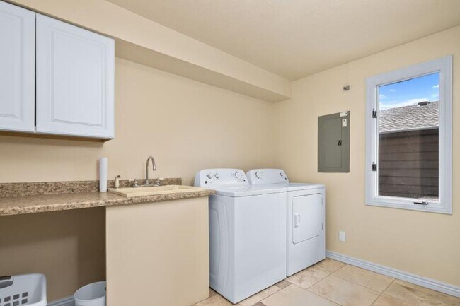 Building Photo - Fully Furnished Mid-Century Modern home wi...