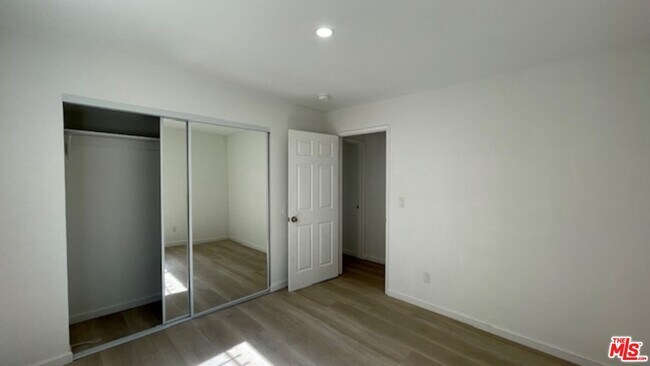 Building Photo - 545 S Manhattan Pl