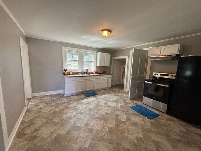 Building Photo - COMING SOON! Spacious 4-bedroom, 2-bathroom