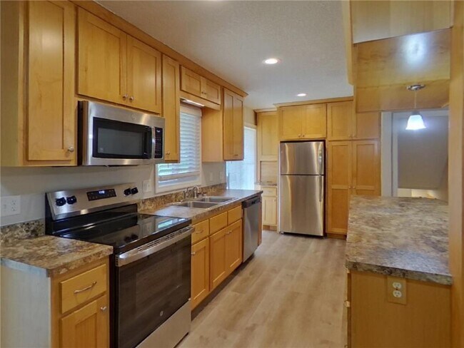 Building Photo - 3607 Robinwood Terrace