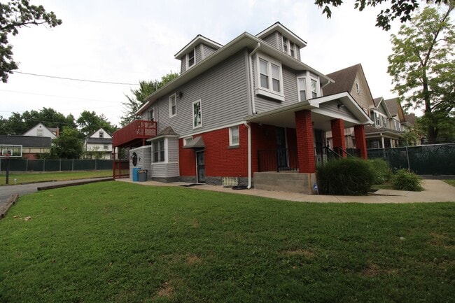 Building Photo - 3215 Charlotte St