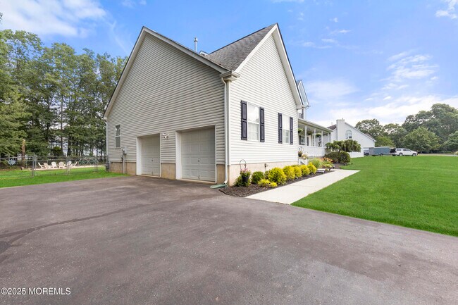 Building Photo - 6 Kindling Way