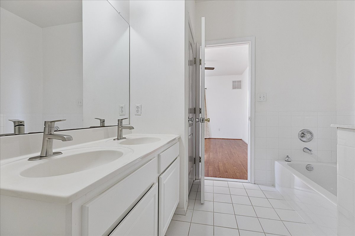 Building Photo - 932 Del Negro Ct