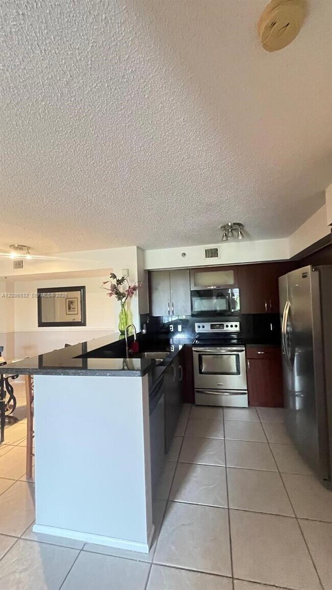 Building Photo - 19999 E Country Club Dr