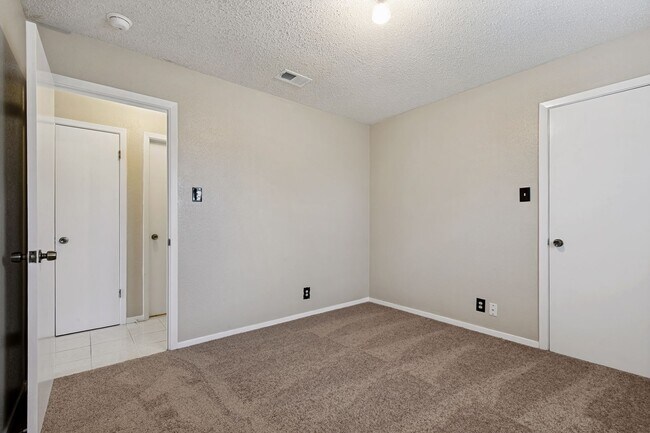 Building Photo - 3-Bedroom Home in Oxbow Neighborhood