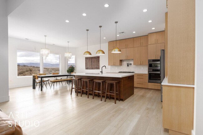 Building Photo - Beautiful 6 Bedroom 4.5 Bathroom Home in D...