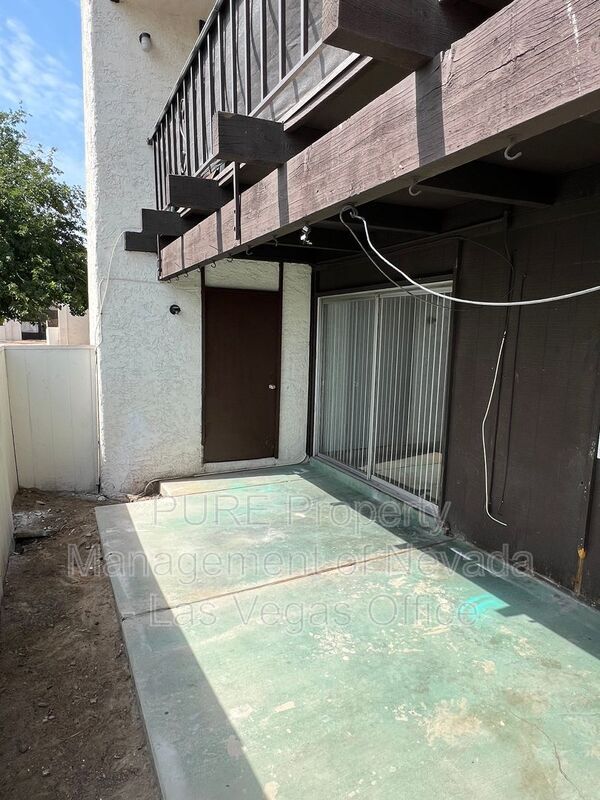Building Photo - 1405 E Vegas Valley Dr
