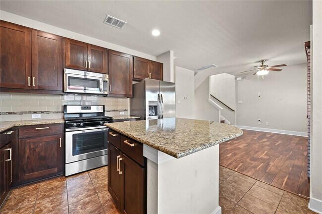 Building Photo - 1504 Lorraine Loop