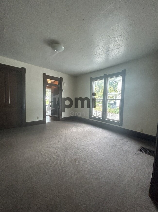 Building Photo - 1105 6th St