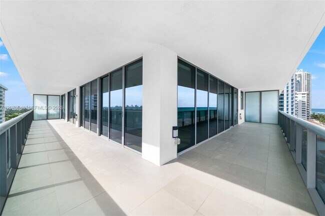 Building Photo - 5875 Collins Ave