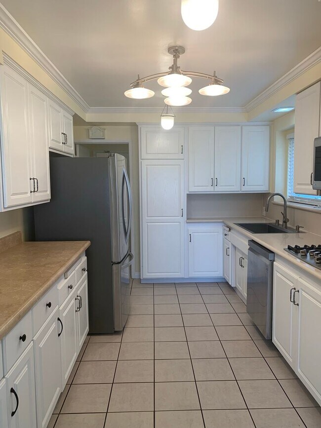 Building Photo - Gorgeous Two Story /Five Bedrooms in Burbank With Fantastic Views!!!